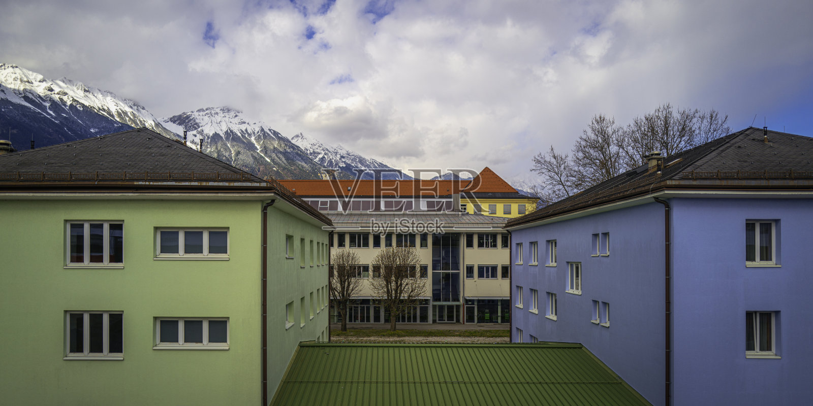 阿尔卑斯山北部山脉景观，白雪覆盖的山峰天际线和云景在奥地利西部村庄的屋顶和建筑物，火车旅行风景照片照片摄影图片