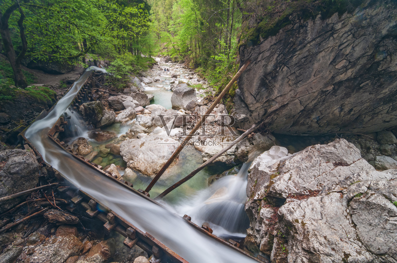 美丽的水磨坊瀑布在山峡谷。照片摄影图片
