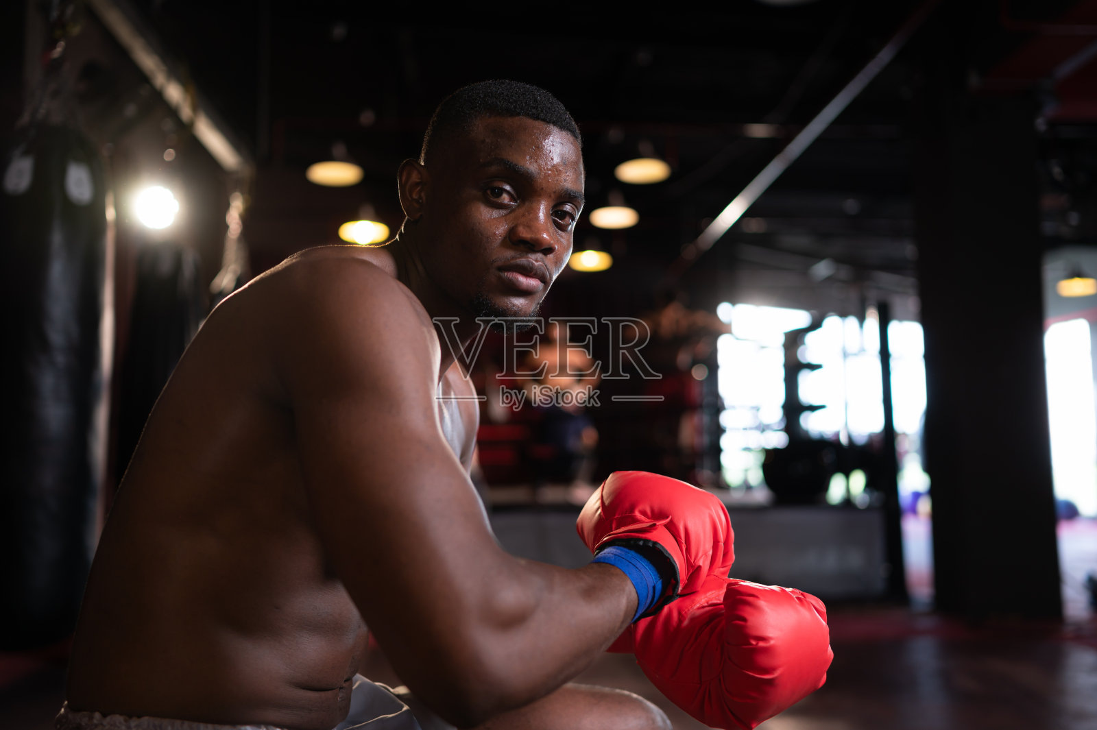 拳击手准备在舞台上战斗，以获得使用泰拳武术的经验照片摄影图片