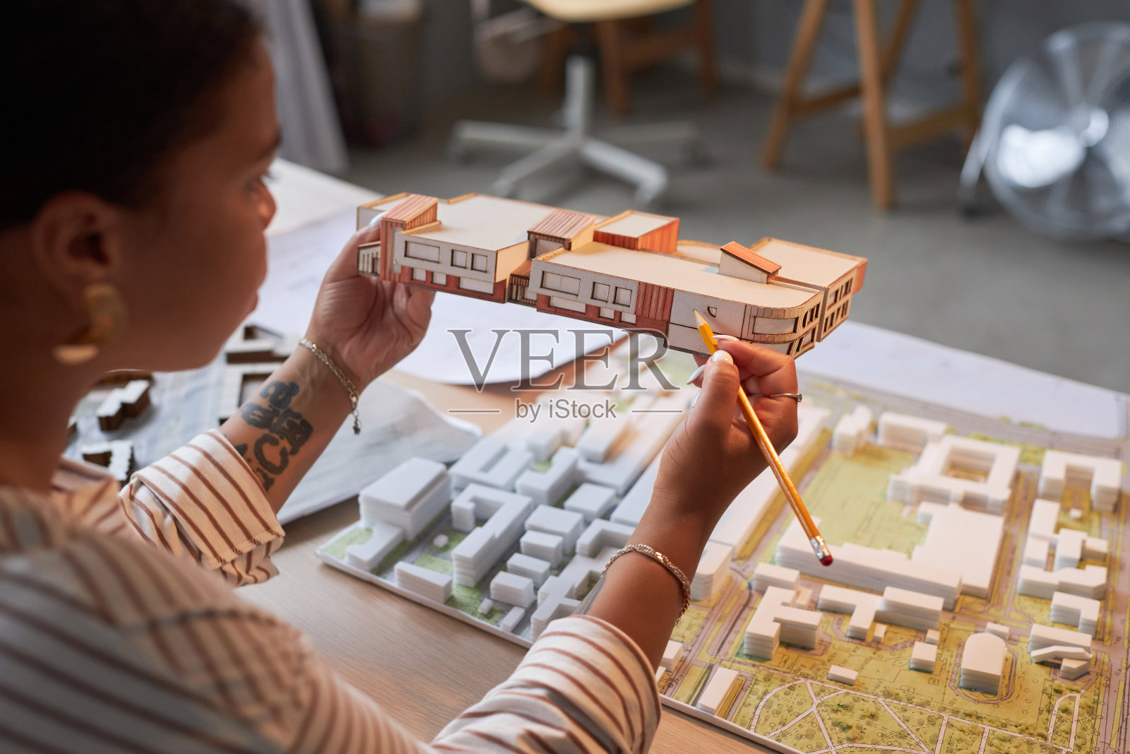 建筑师正在设计新的建筑模型照片摄影图片