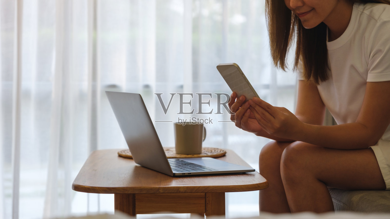 一个年轻女子在家里用笔记本电脑聊天的特写照片摄影图片