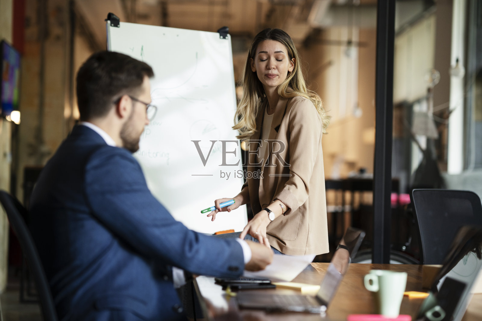 女商人向工作团队介绍她的想法。照片摄影图片