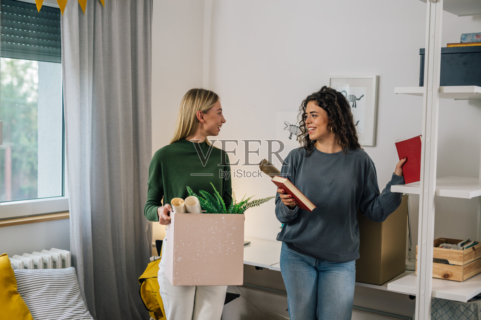 女学生在宿舍照片摄影图片