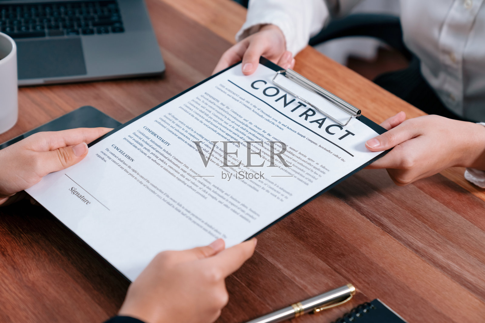 商业交易会议，女商人审查条款和条件。平衡照片摄影图片