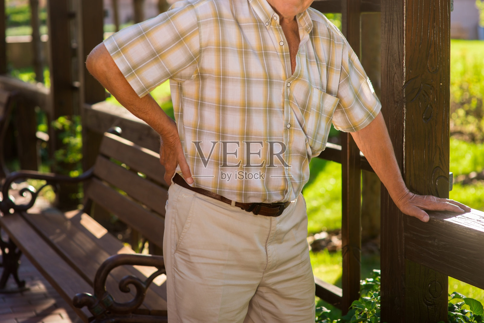 老年男性背痛。照片摄影图片