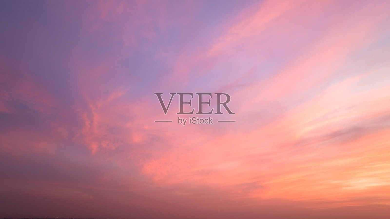 暮色的天空带有柔和的色调。色彩缤纷的夕阳以柔云为背景抽象概念;照片摄影图片