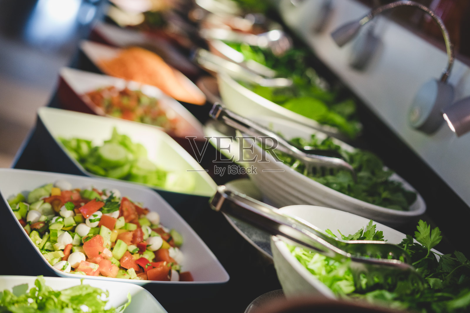 酒店餐厅的豪华沙拉自助餐。照片摄影图片