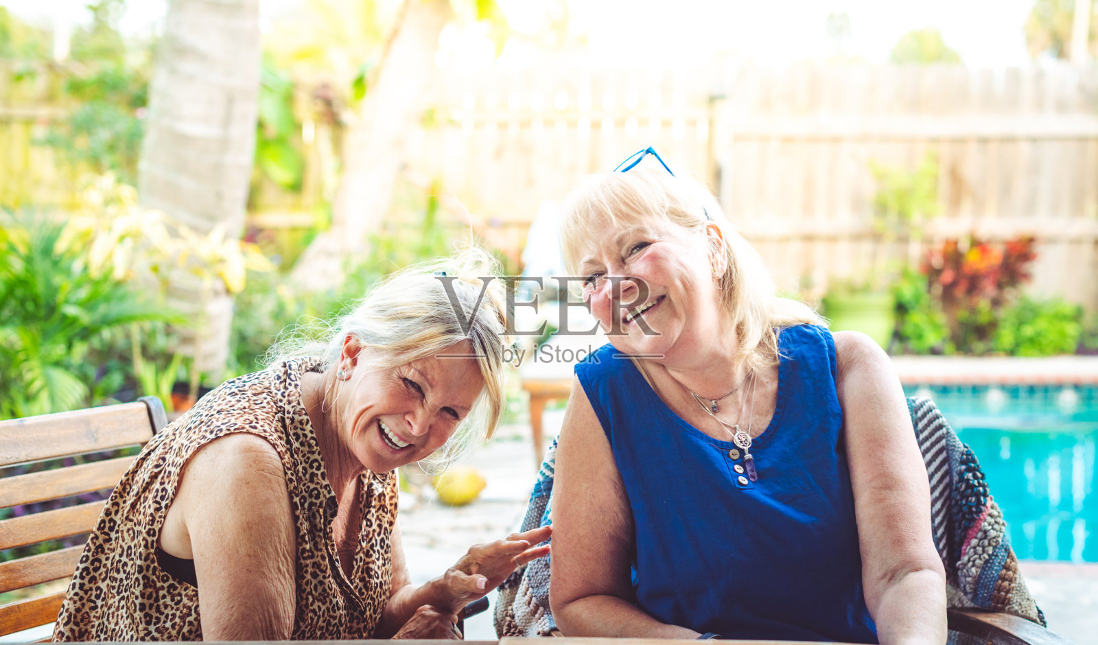 两个成熟的成年女性，朋友或姐妹在户外谈笑风生，享受彼此的陪伴照片摄影图片