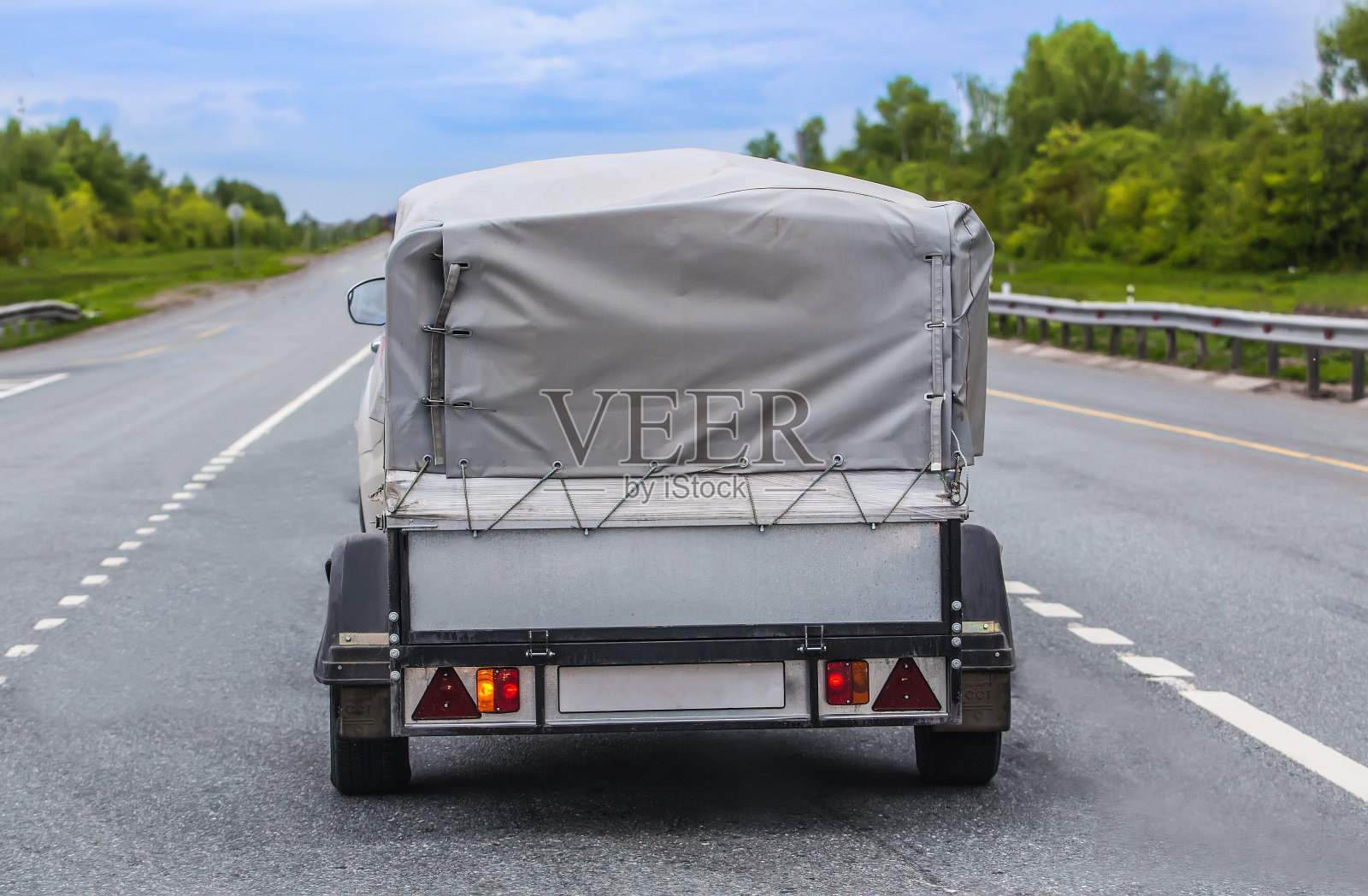 带拖车的汽车在乡间小路上行驶照片摄影图片