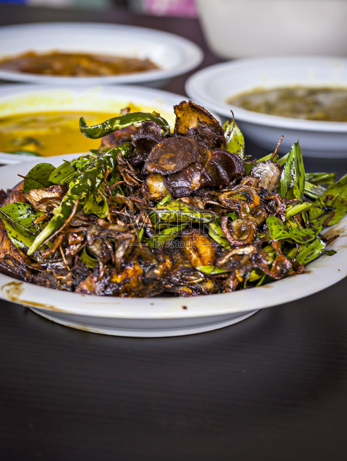 美味的香草和蔬菜炸鸡，来自印度尼西亚亚齐达鲁萨兰国的传统食物。照片摄影图片