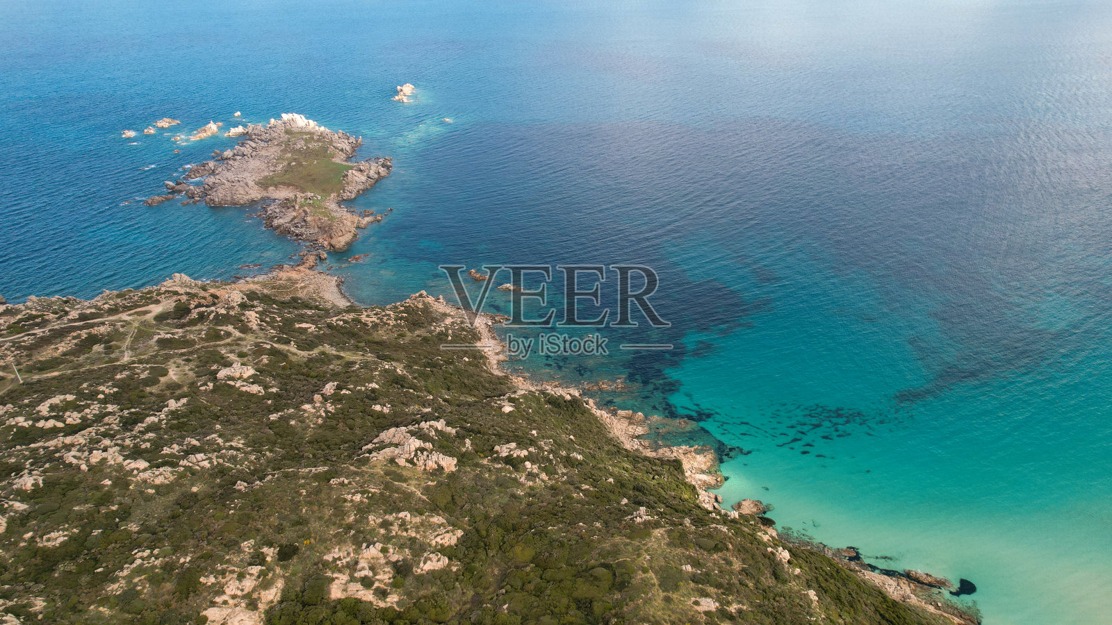 圣特蕾莎·加卢拉是撒丁岛北端的一个小镇，位于意大利萨萨里省的博尼法乔海峡。用无人机从顶部拍摄的照片摄影图片