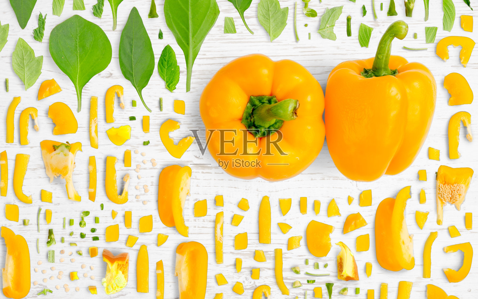 黄甜椒片和叶收集照片摄影图片