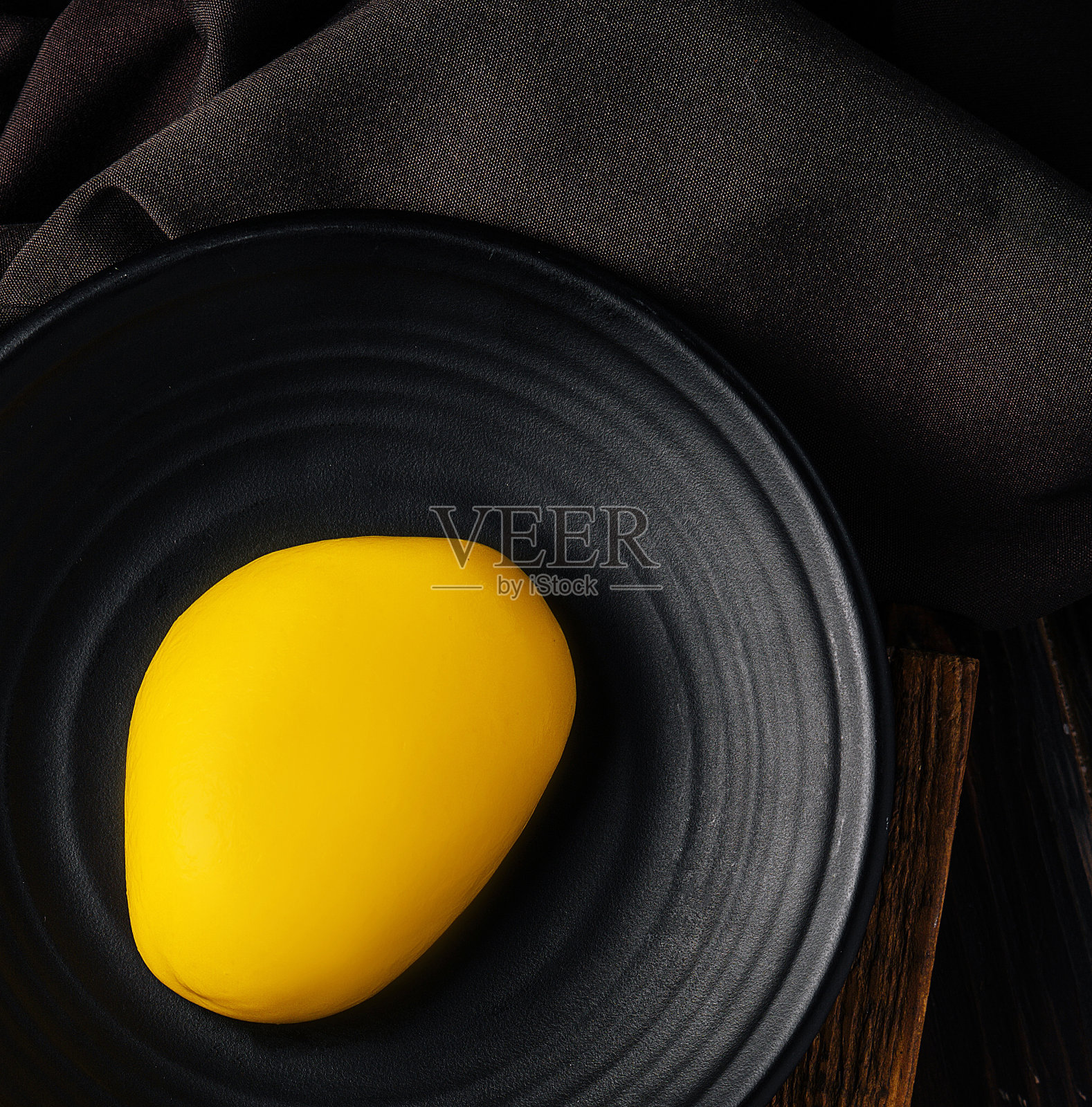 当代芒果迷你慕斯蛋糕俯视图照片摄影图片