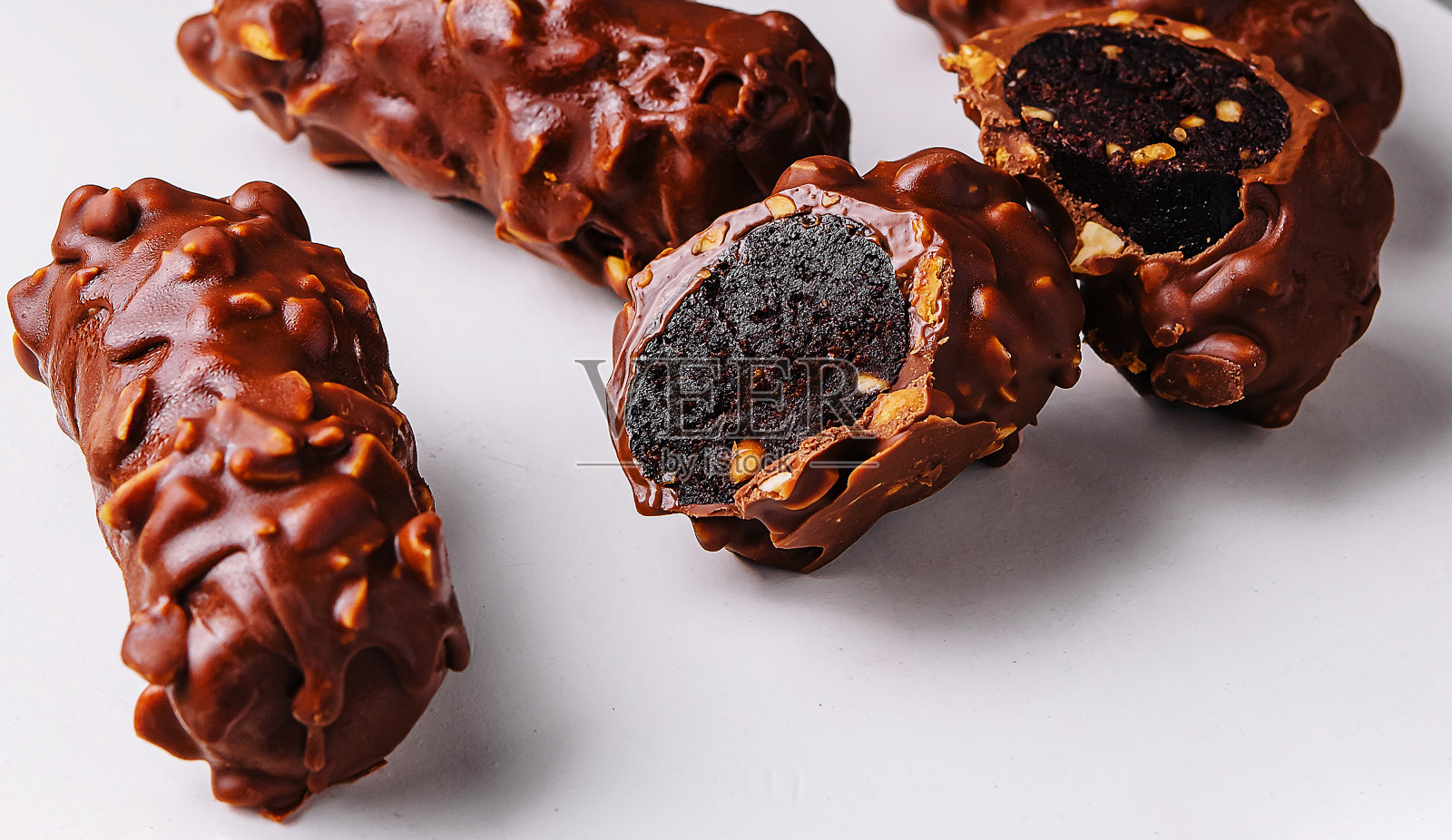 白色盘子上的巧克力棒特写照片摄影图片