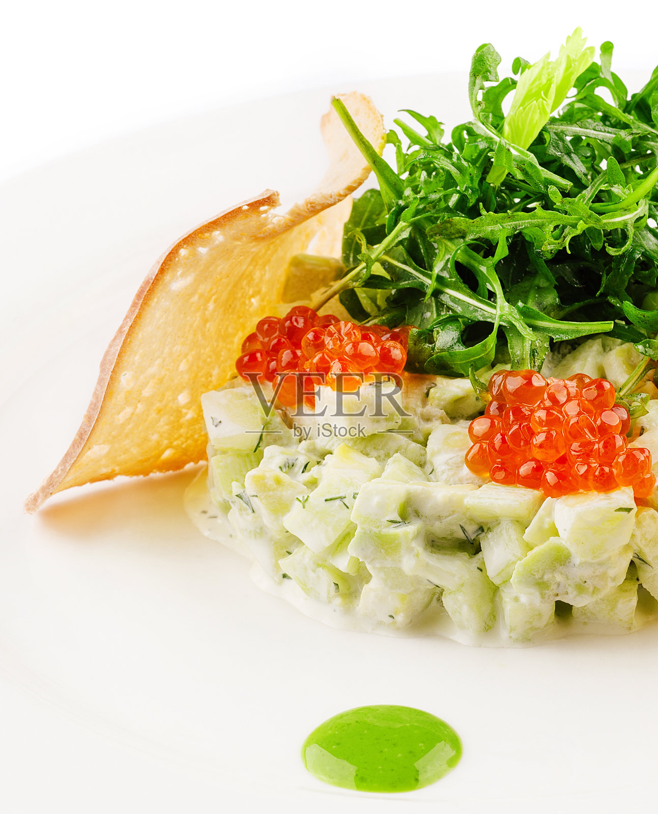 黄瓜和红鱼子酱配芝麻菜照片摄影图片