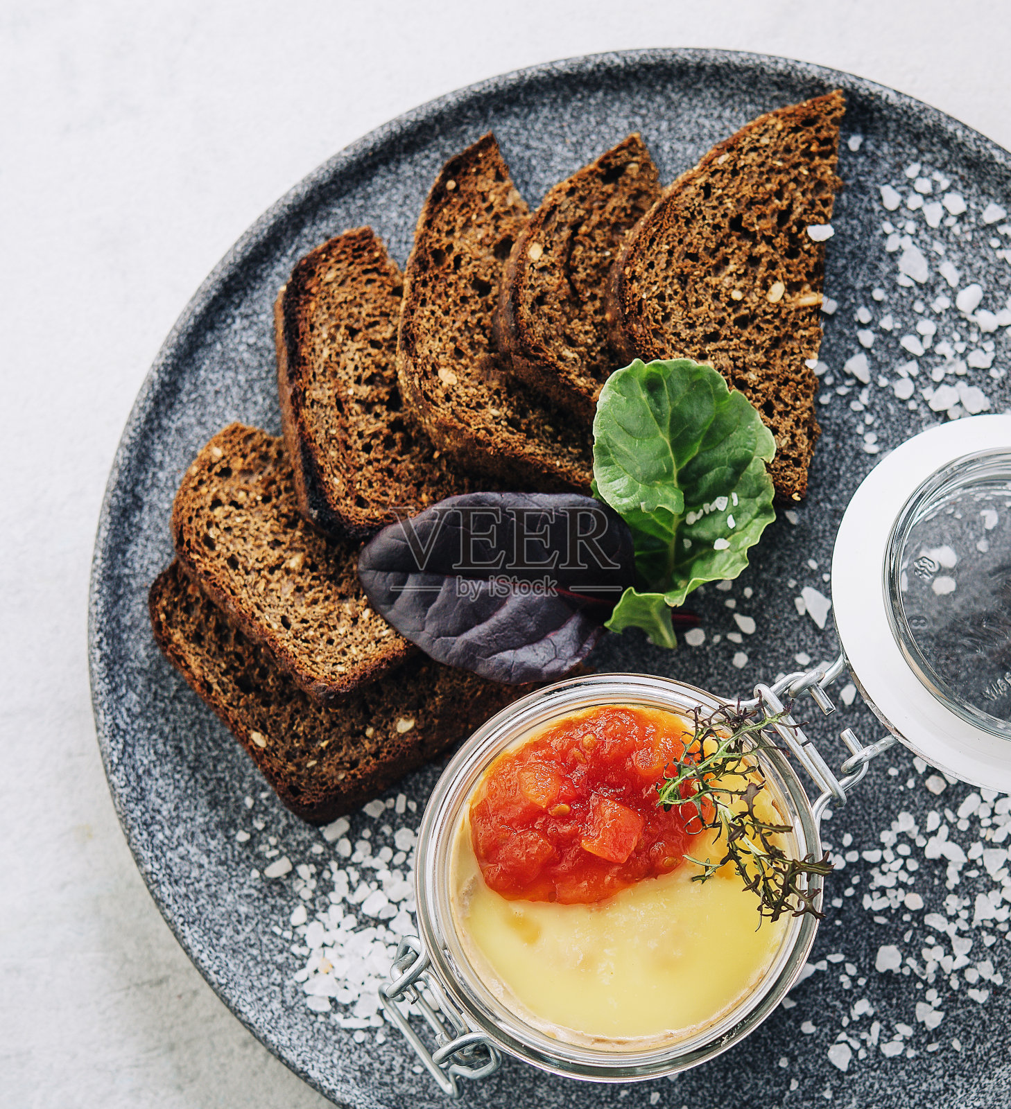 黑面包丁配鹰嘴豆泥照片摄影图片