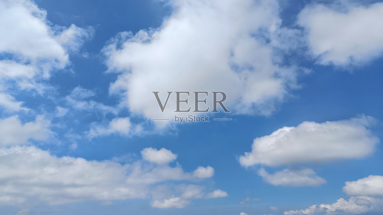 晴朗的蓝天与云的背景照片摄影图片