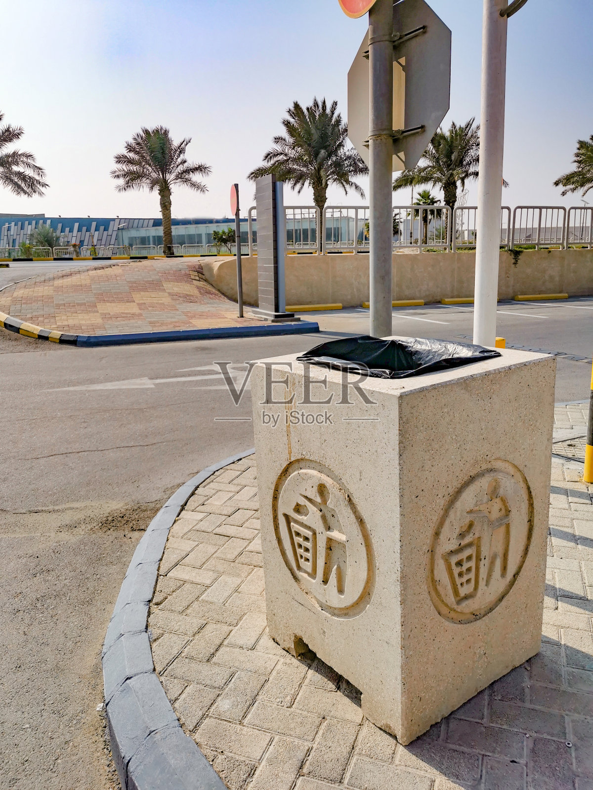 街道旁的回收箱照片摄影图片