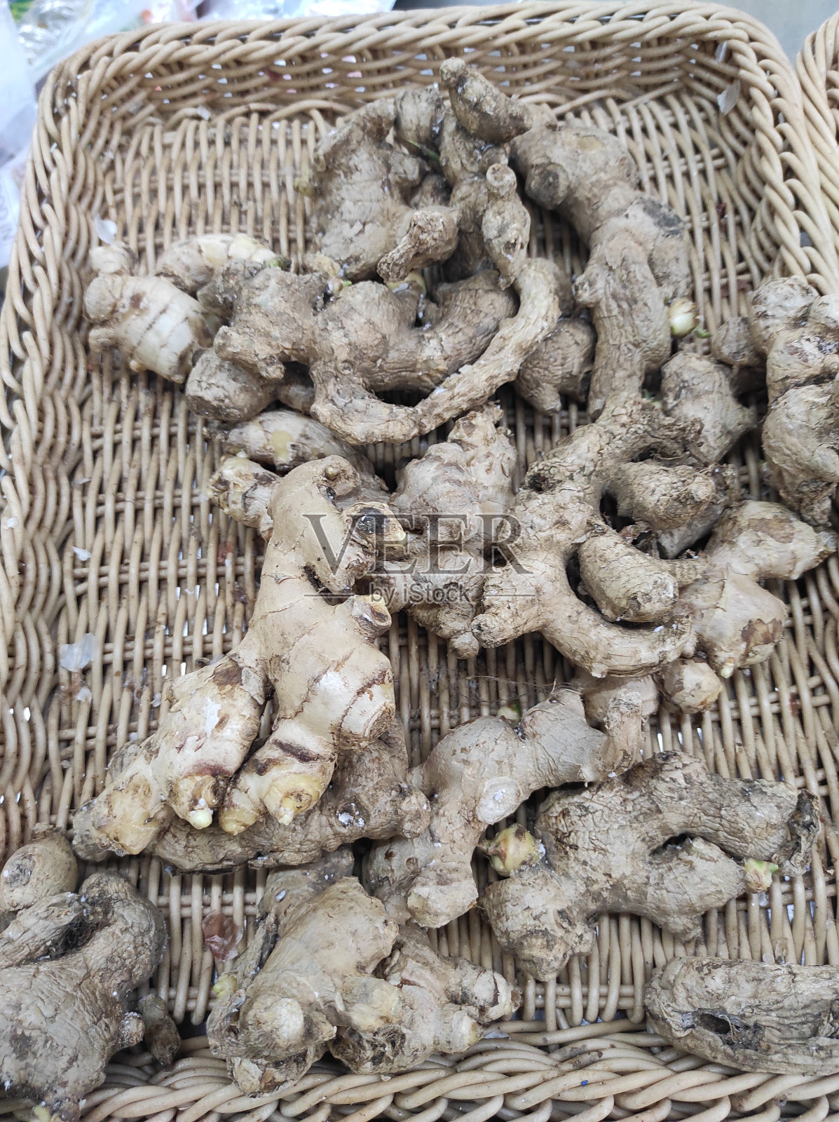 姜(生姜)在藤盘照片摄影图片