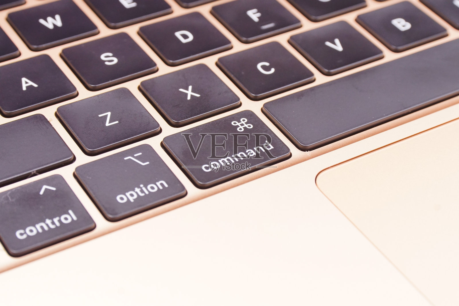 2022年生产的玫瑰金笔记本电脑照片摄影图片