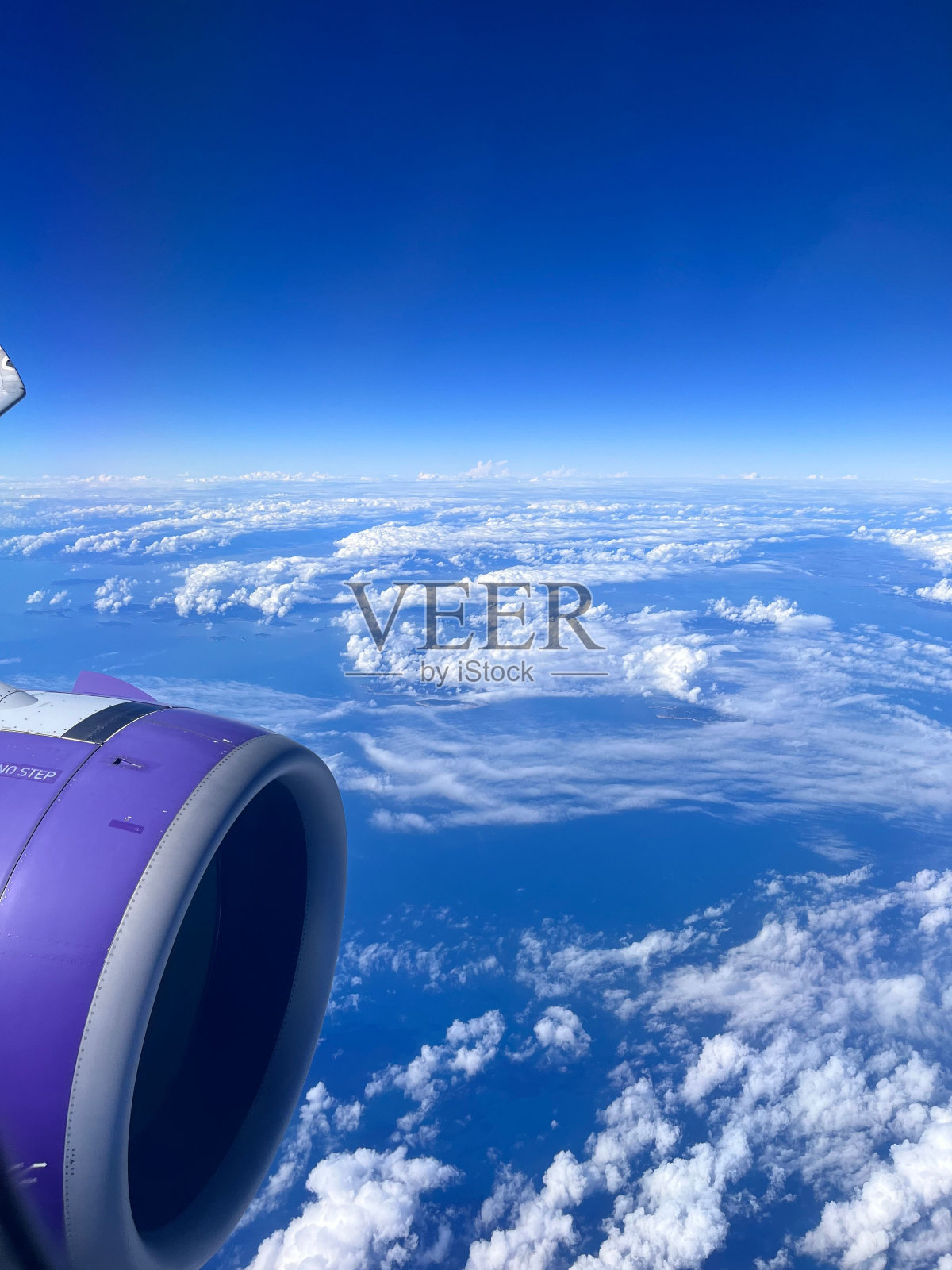 一架展翅俯瞰海洋的飞机照片摄影图片