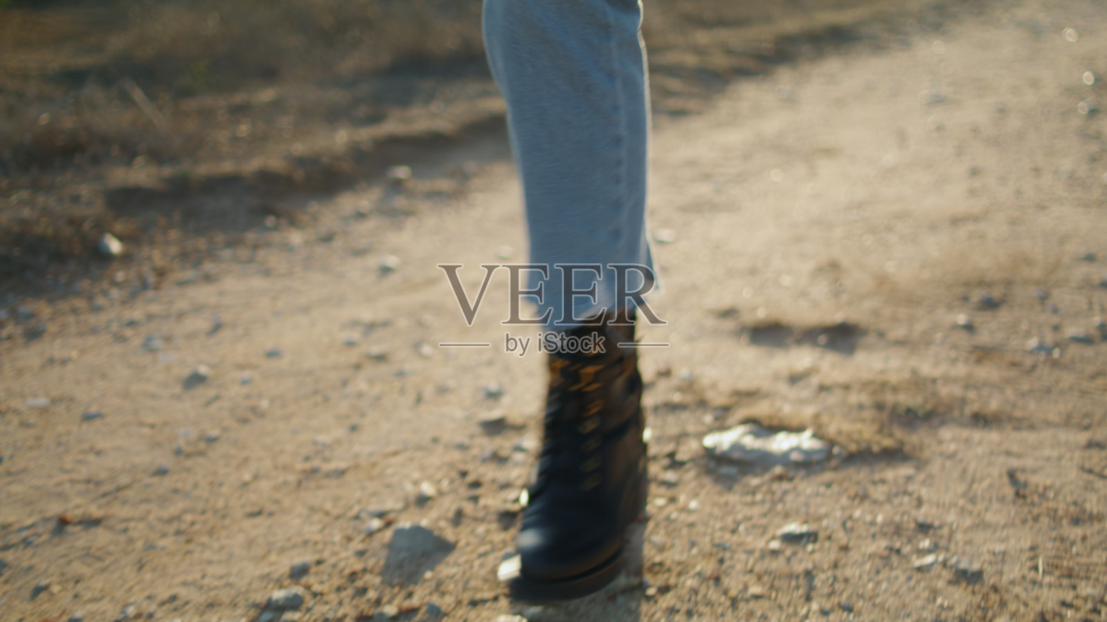 不知名的女孩走公路乡村特写。女鞋在大自然中踏步照片摄影图片