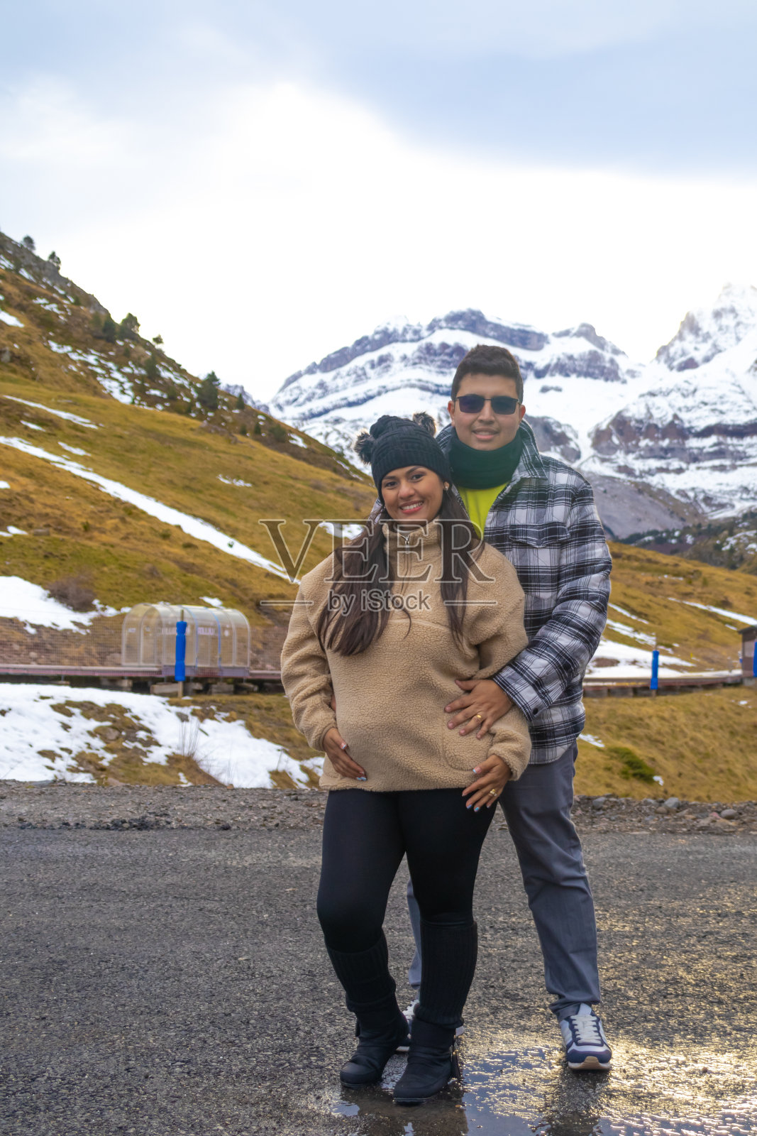 两个年轻的拉丁人在雪地里度假照片摄影图片