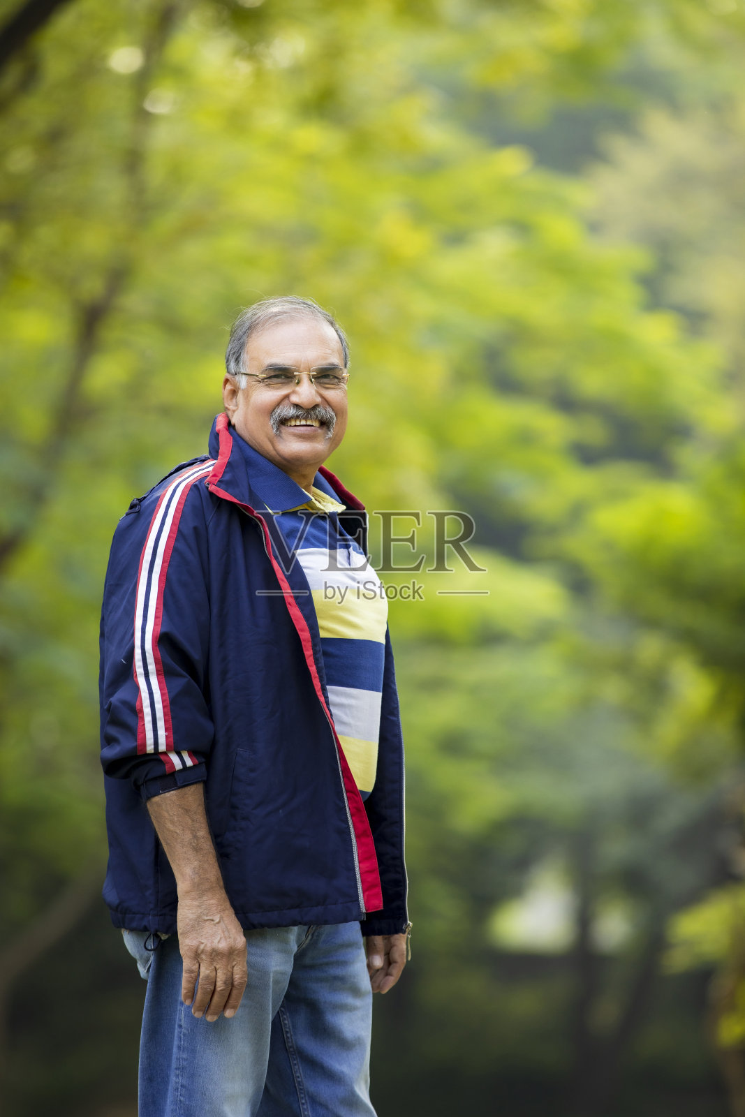 印度老人在公园表情。照片摄影图片