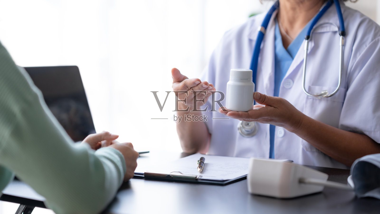 亚洲女医生讲解治疗和服药。照片摄影图片