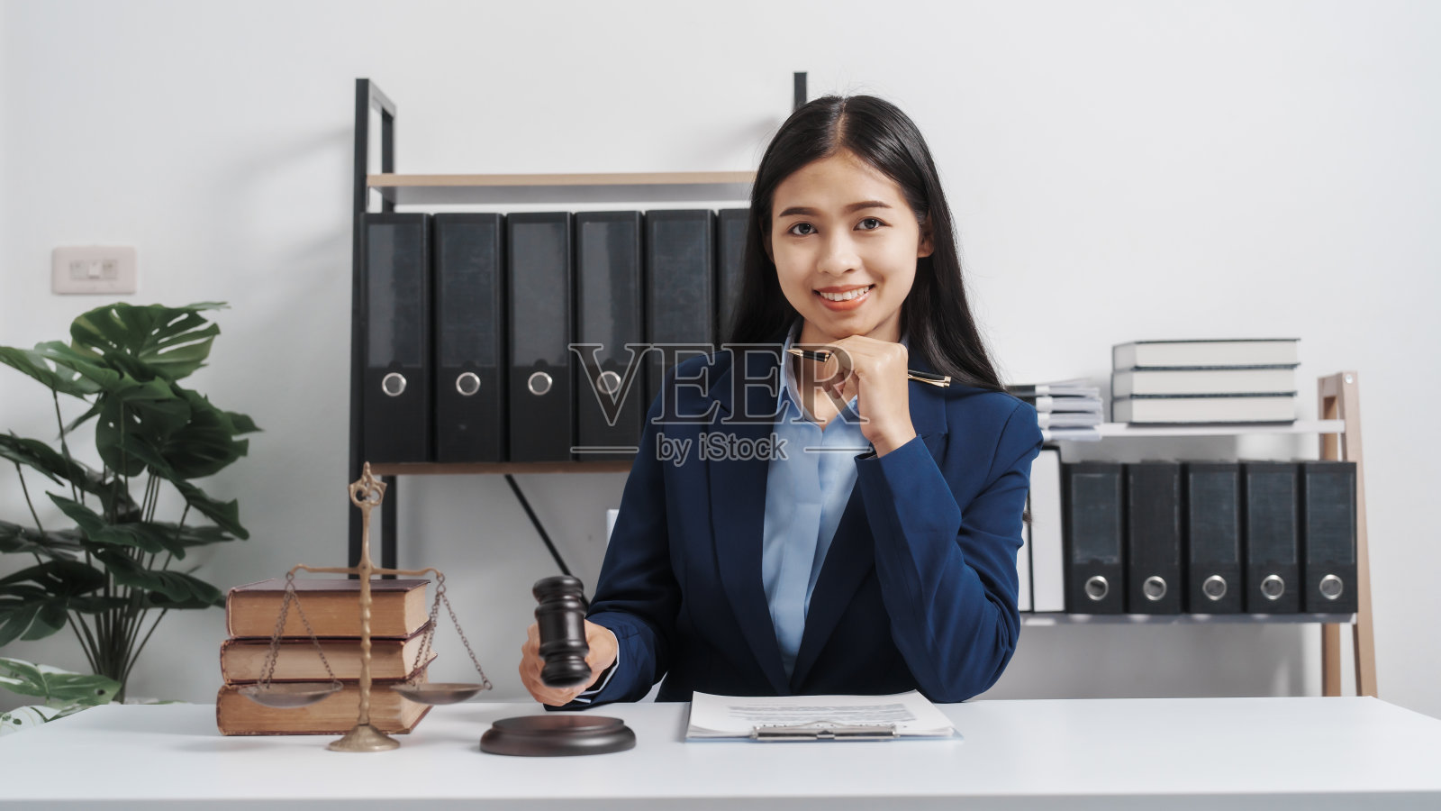 年轻单身女律师亚洲人正式诉讼房地产工作法律书及合同文件，抗辩策略。为自由而战。支持的证据。照片摄影图片