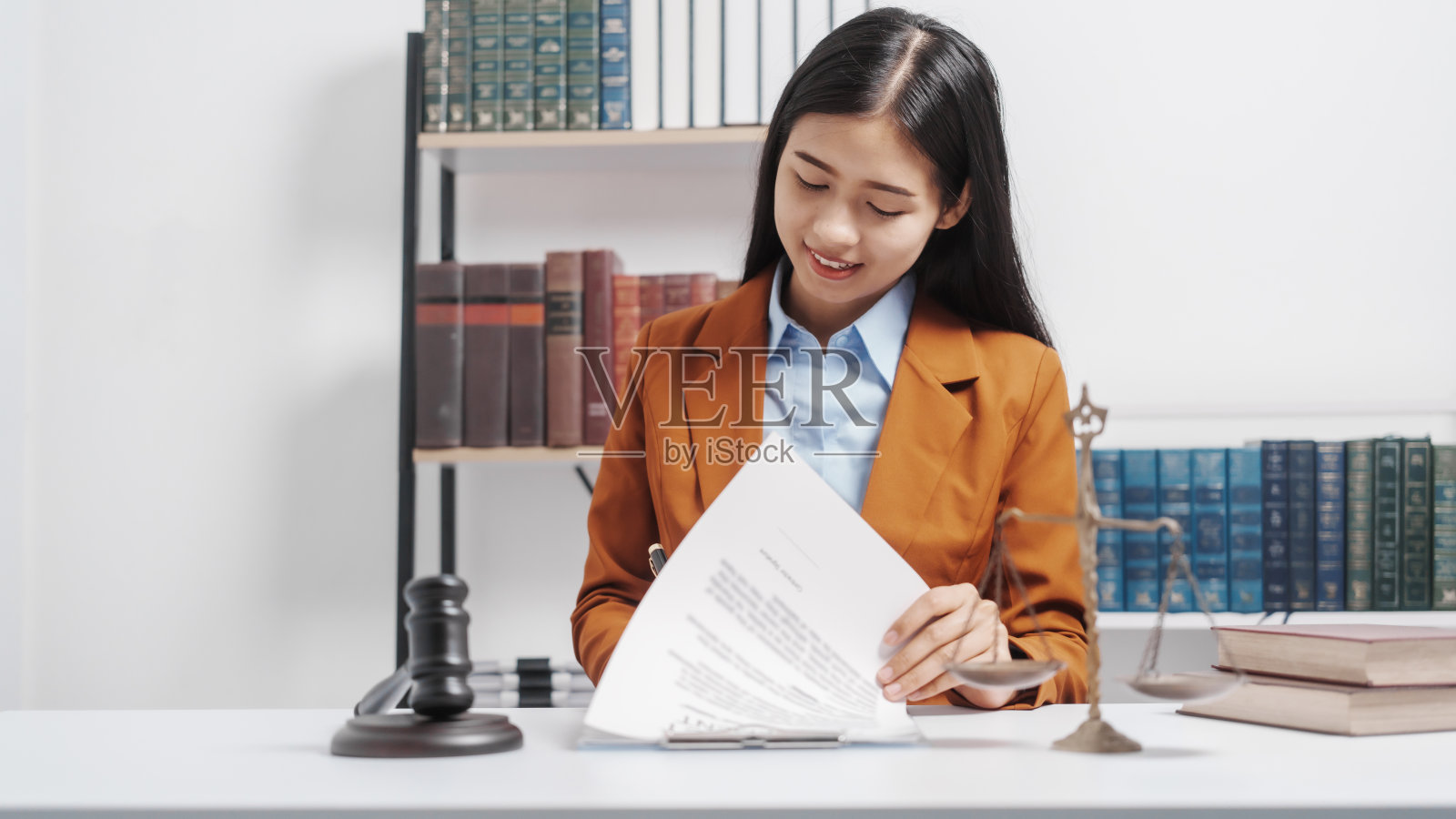 年轻单身女律师亚洲人正式诉讼房地产工作法律书及合同文件，抗辩策略。为自由而战。支持的证据。照片摄影图片