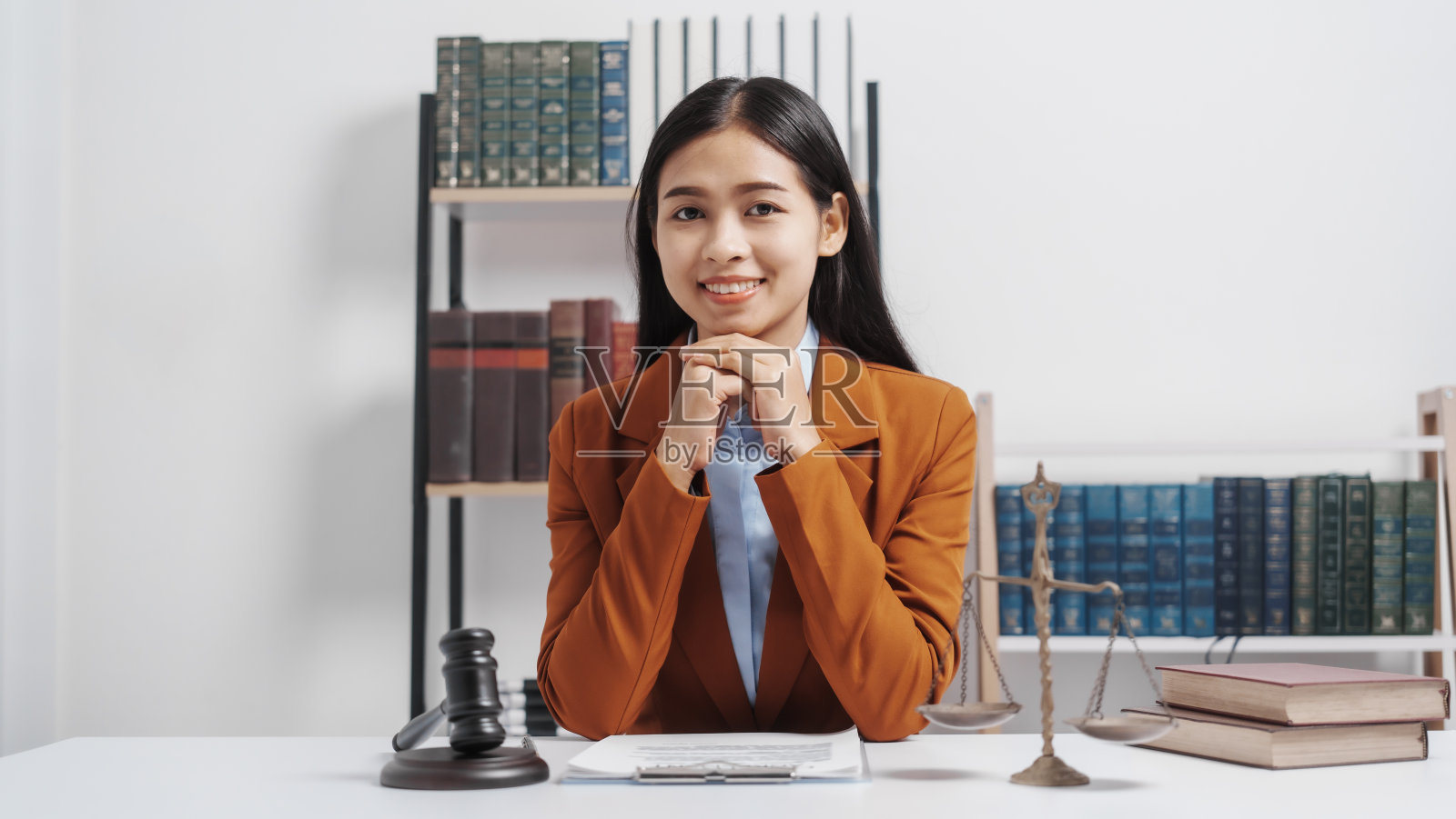 年轻单身女律师亚洲人正式诉讼房地产工作法律书及合同文件，抗辩策略。为自由而战。支持的证据。照片摄影图片