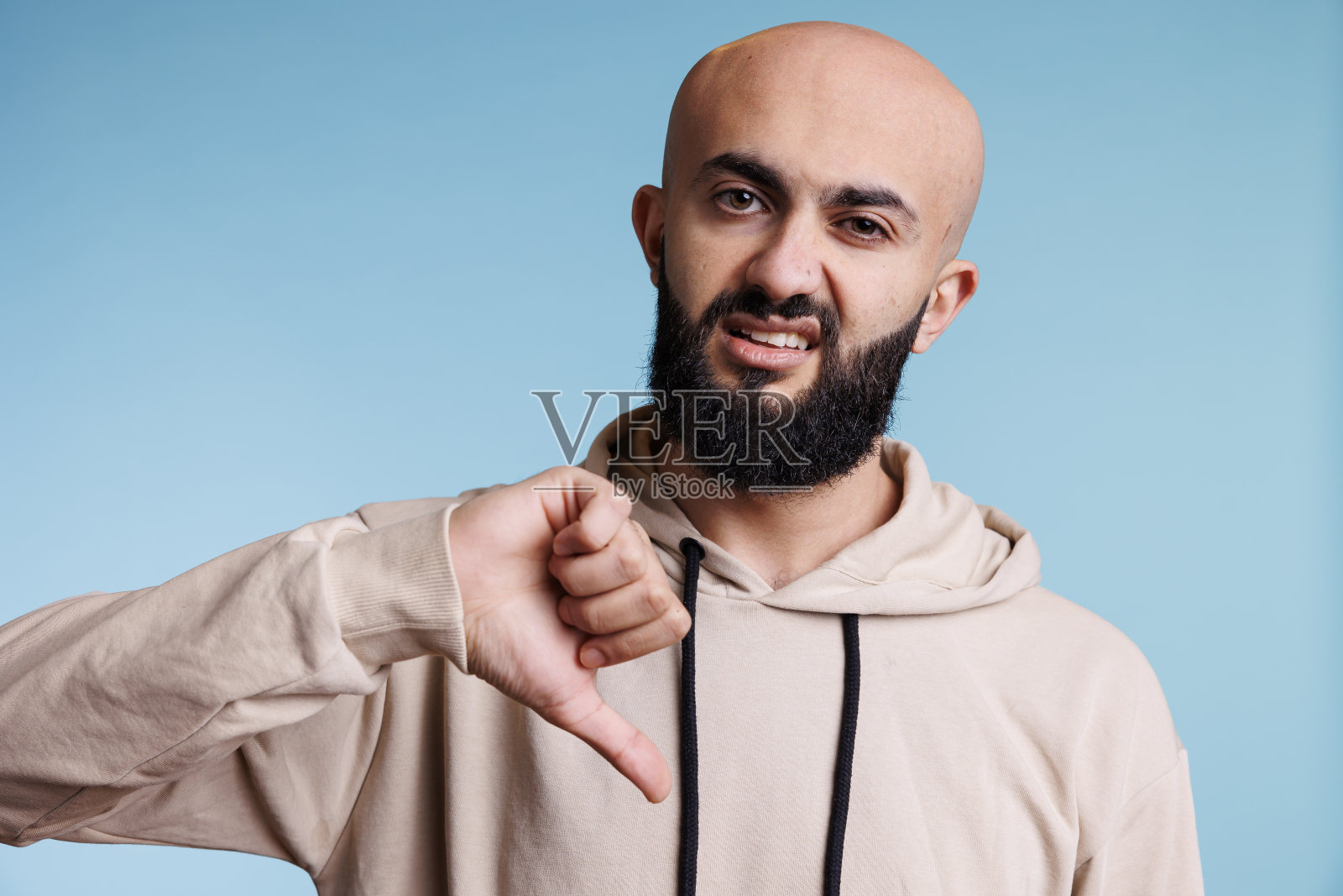 阿拉伯人用拇指向下的手势照片摄影图片