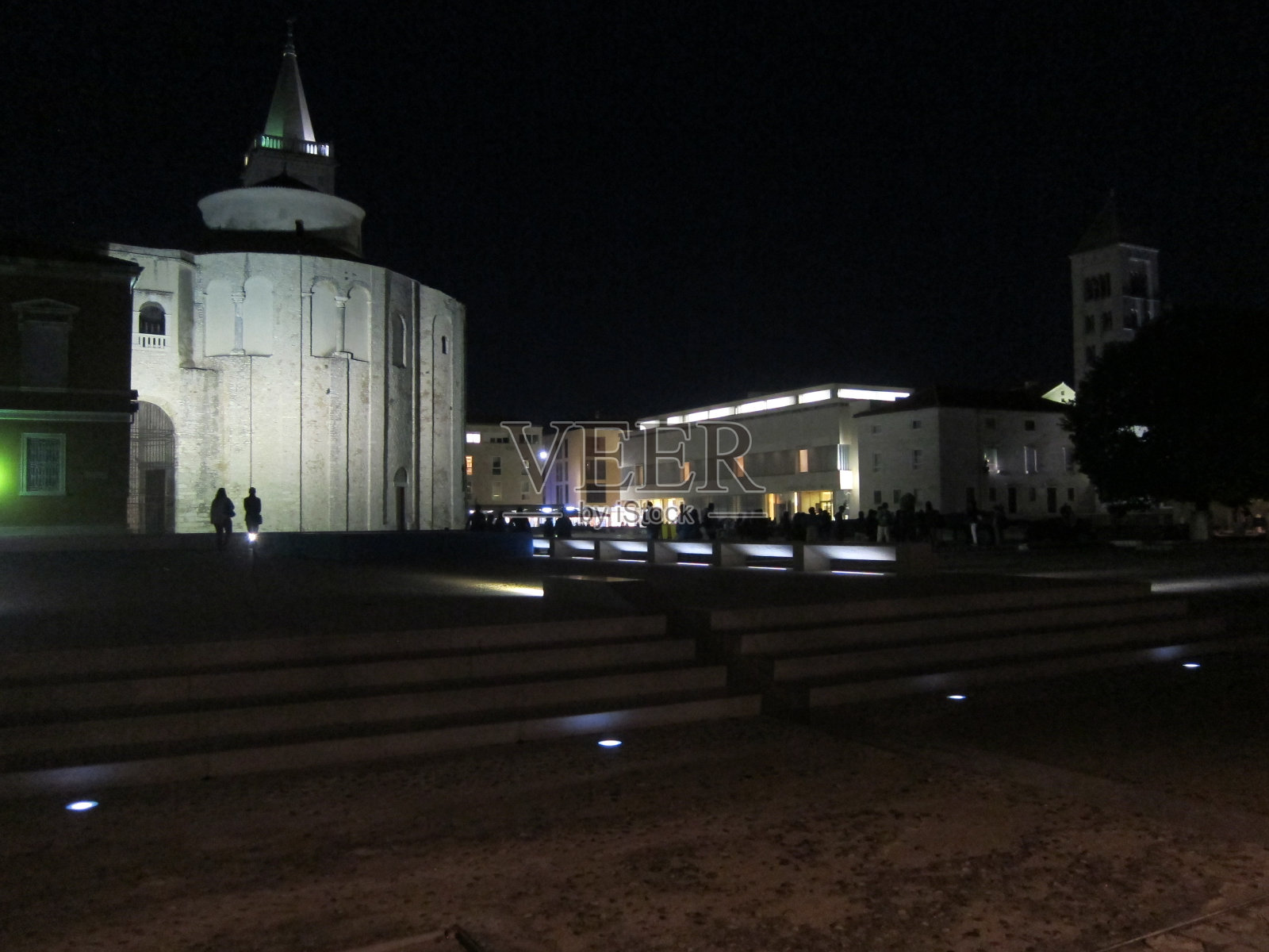 扎达尔市中心的夜晚照片摄影图片