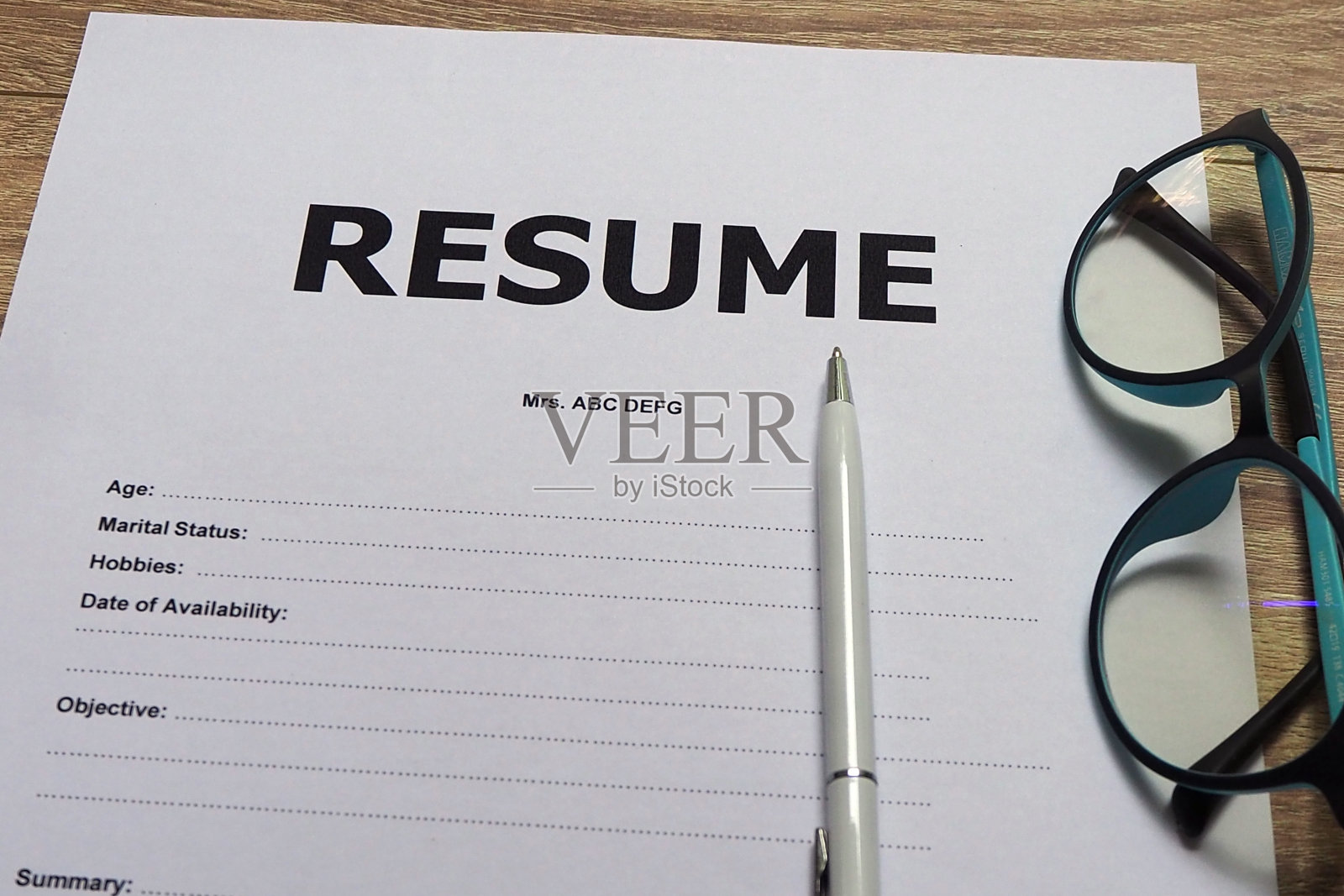 求职申请表准备好笔和眼镜。简历特写。照片摄影图片