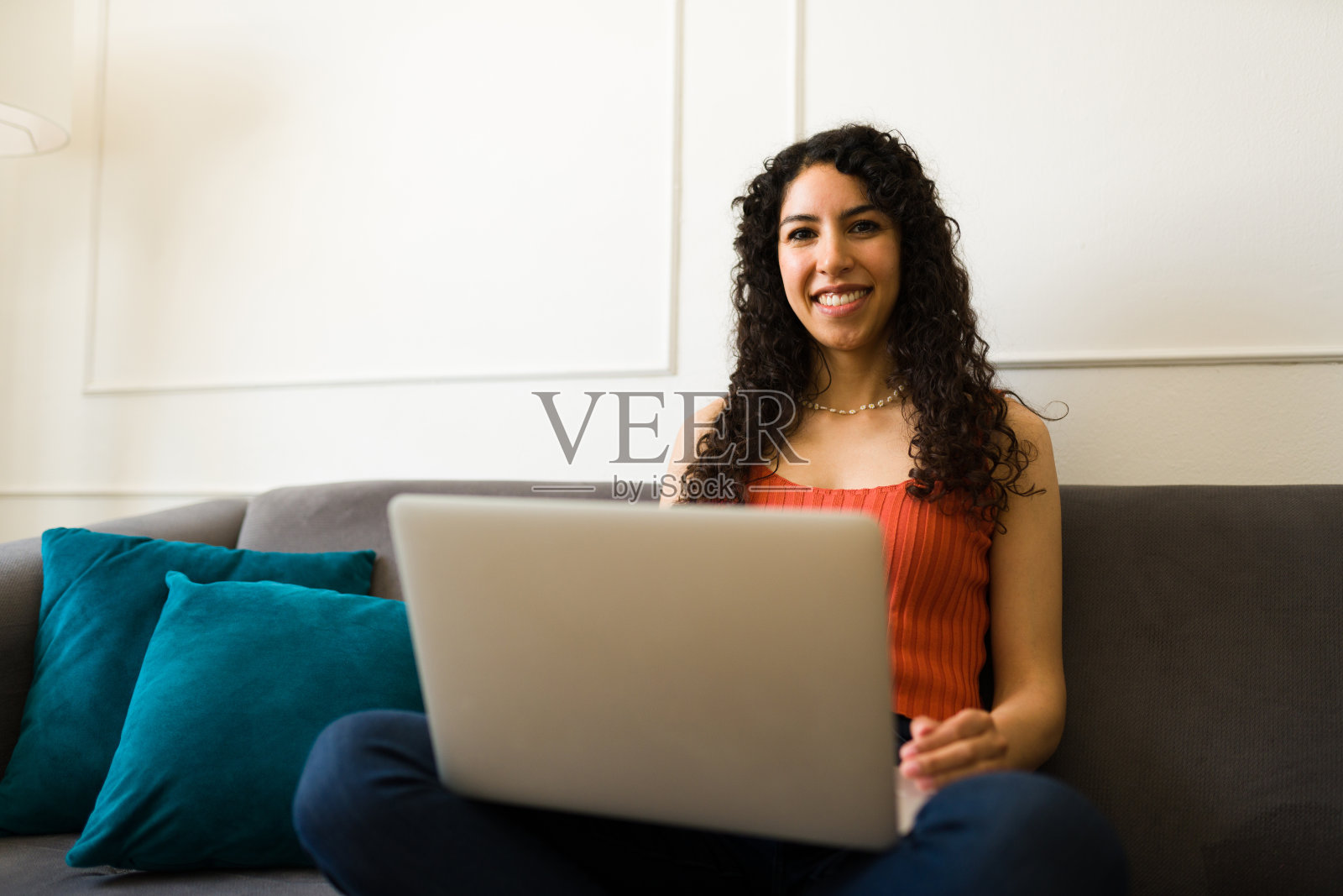 美丽快乐的女人在家里用笔记本电脑网购照片摄影图片