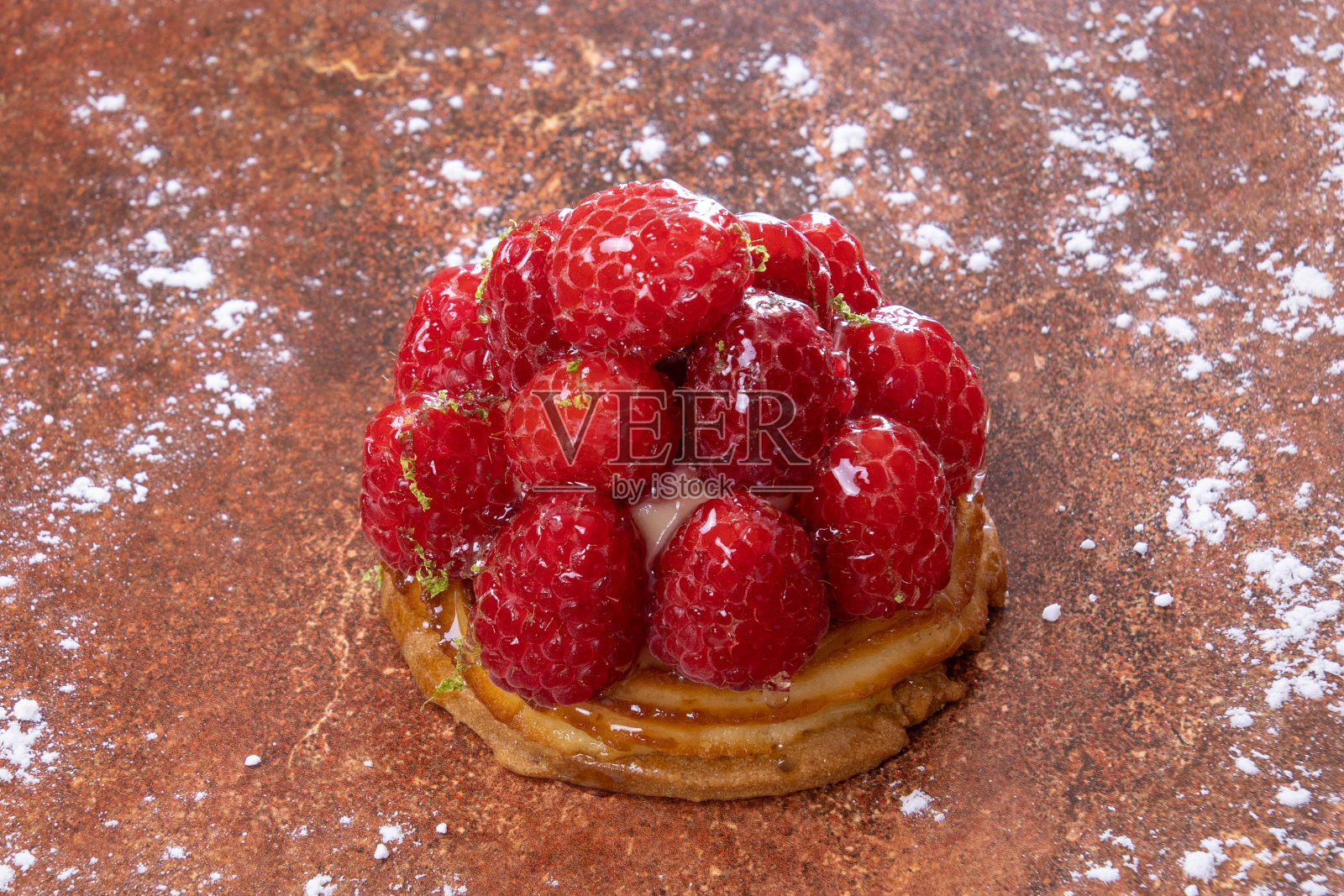 树莓馅饼单独放在桌上照片摄影图片