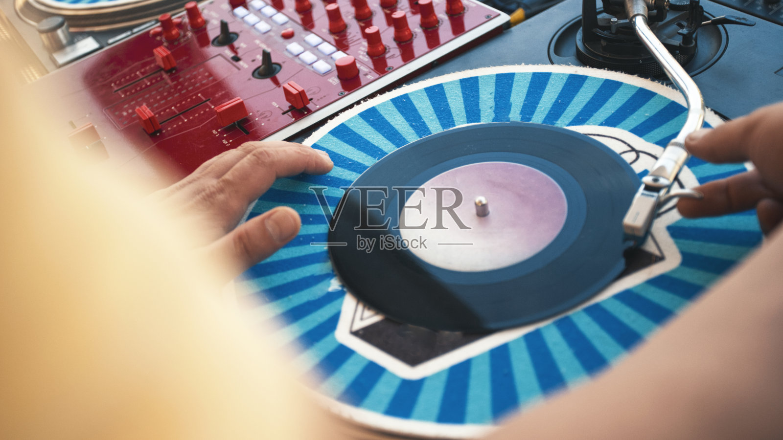 俱乐部氛围:DJ唱机转盘技巧的特写照片摄影图片