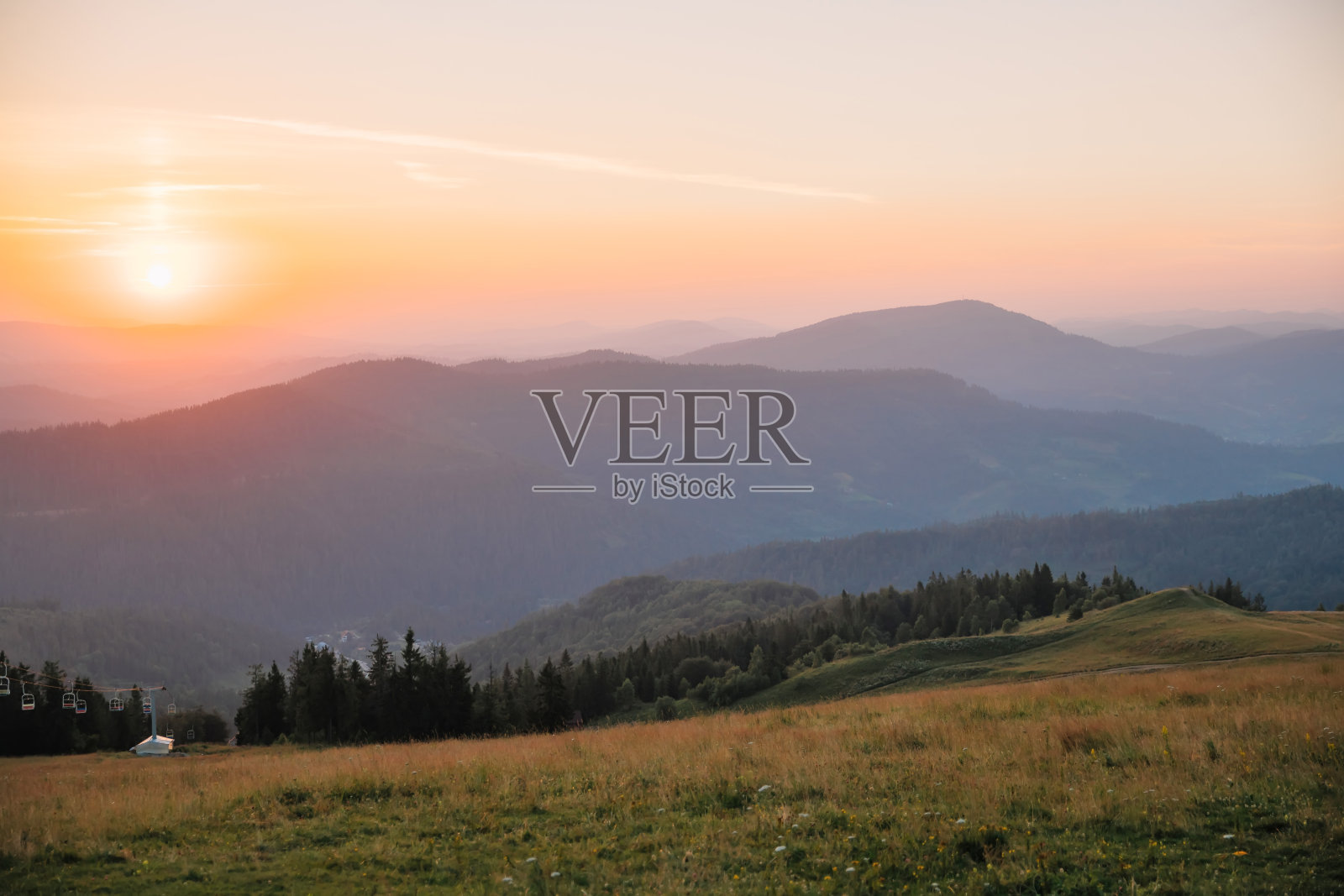 小路通往夕阳下的山林，风景优美照片摄影图片