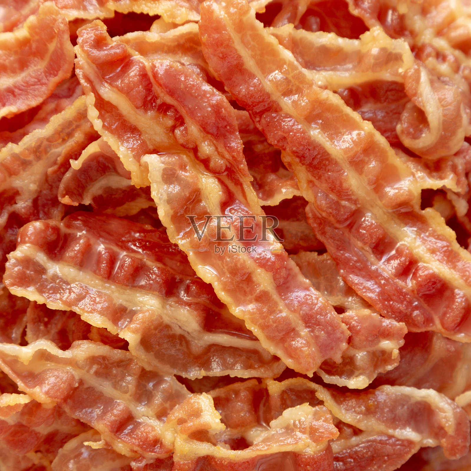 黑背景白盘子上的脆炸培根，俯视图。平躺，头顶，从上面看。照片摄影图片