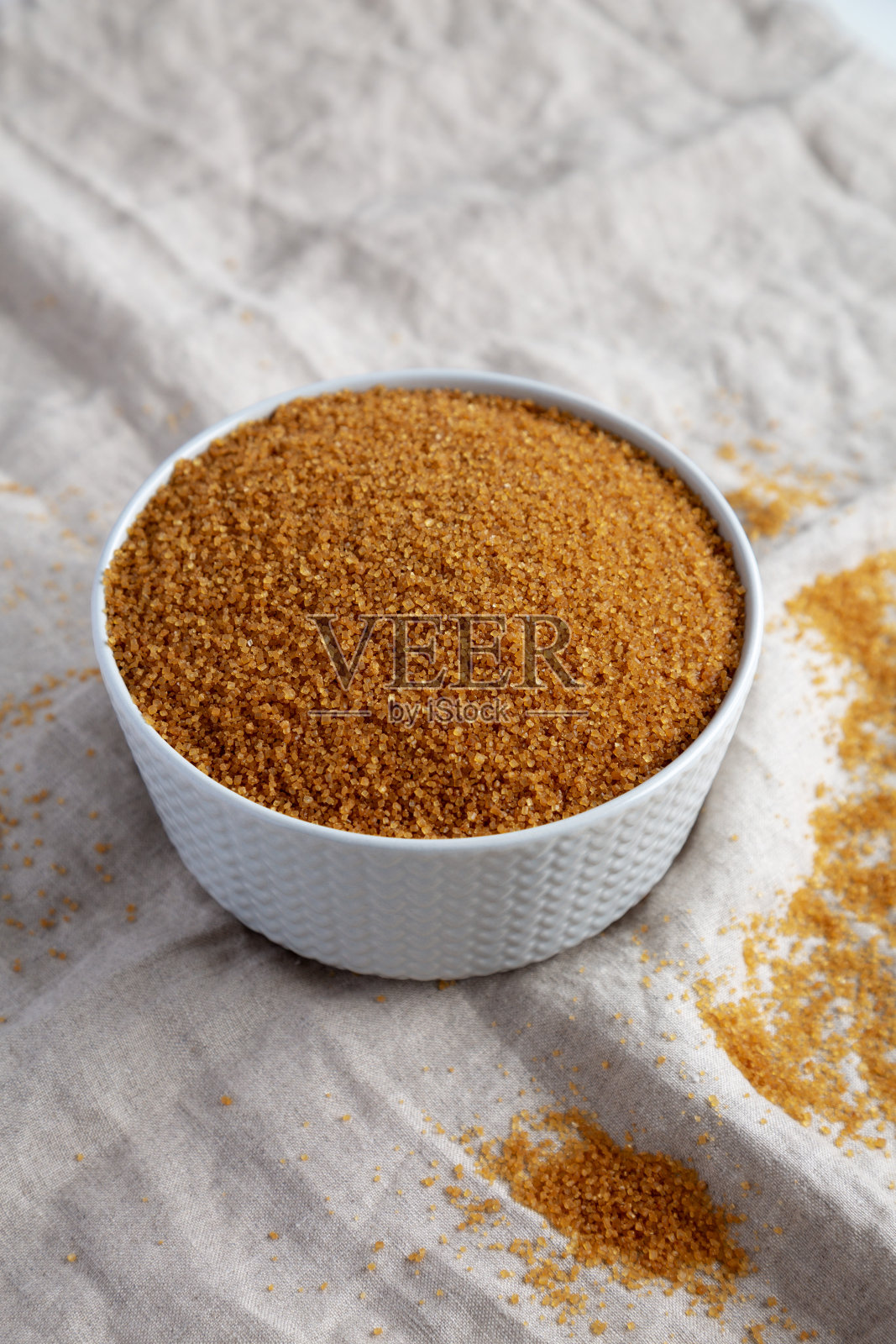 碗里装黑糖，侧视图。照片摄影图片