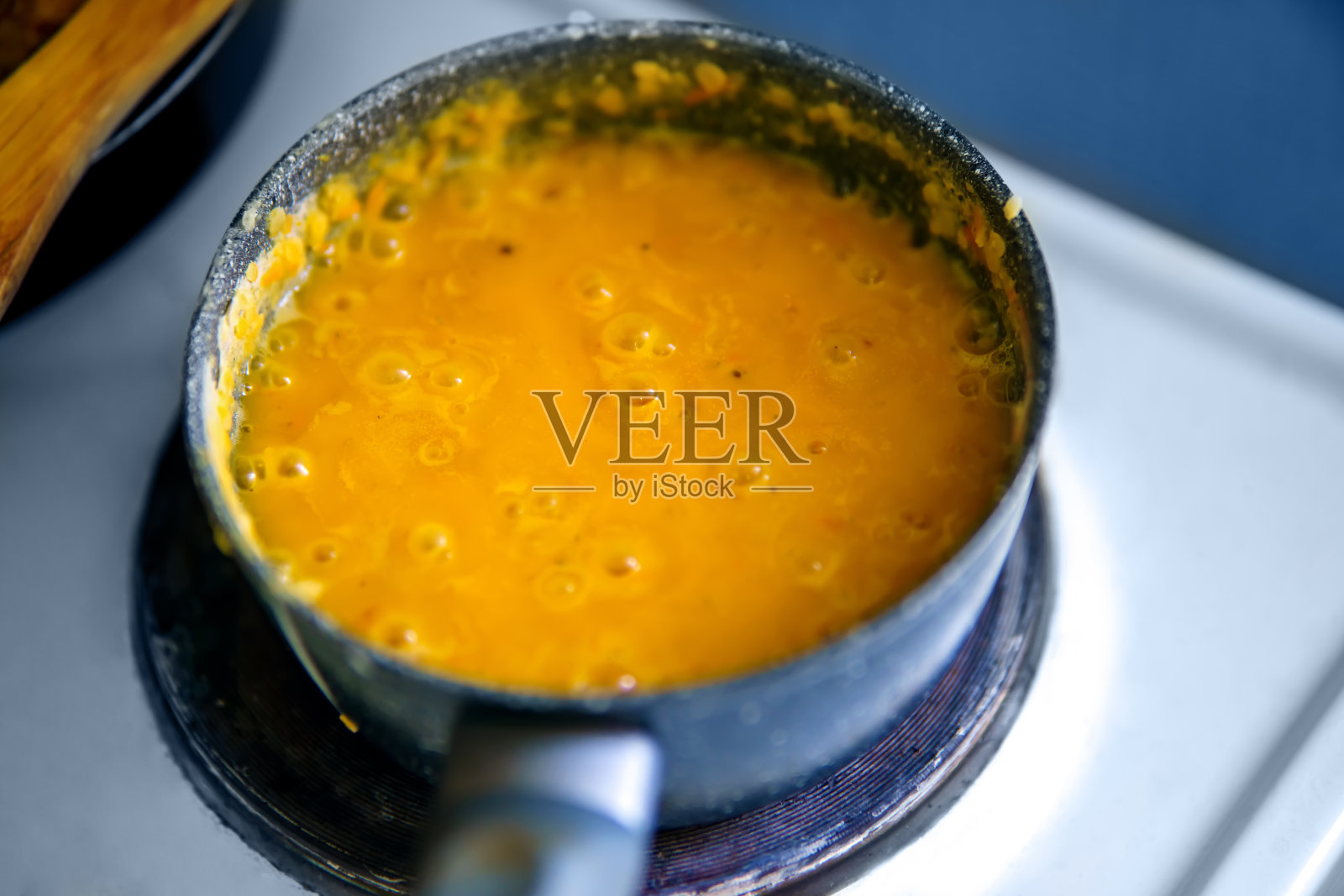 黄扁豆粥是用深煎锅煮的照片摄影图片