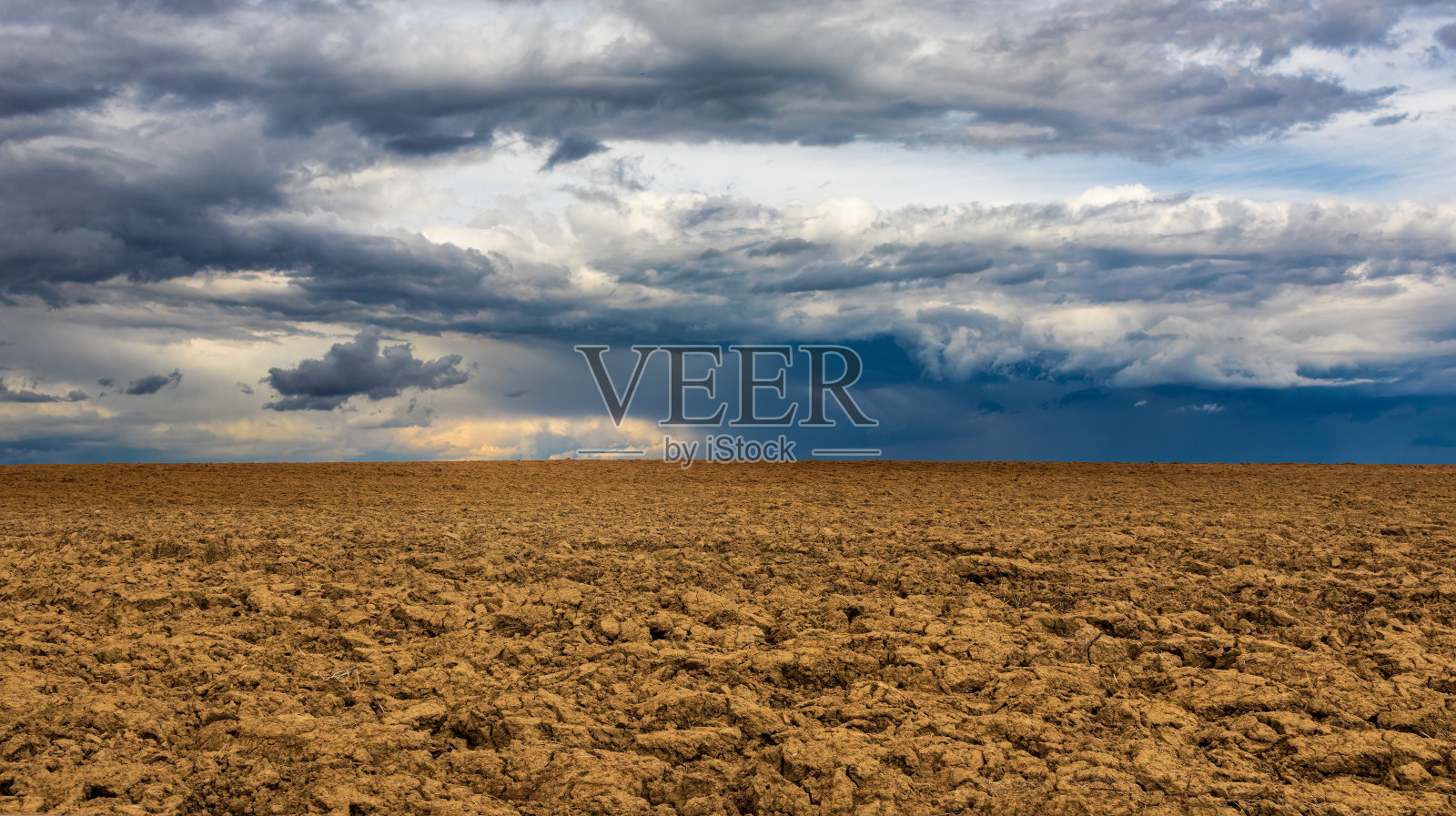 农田上空乌云密布。天气、景观背景照片摄影图片