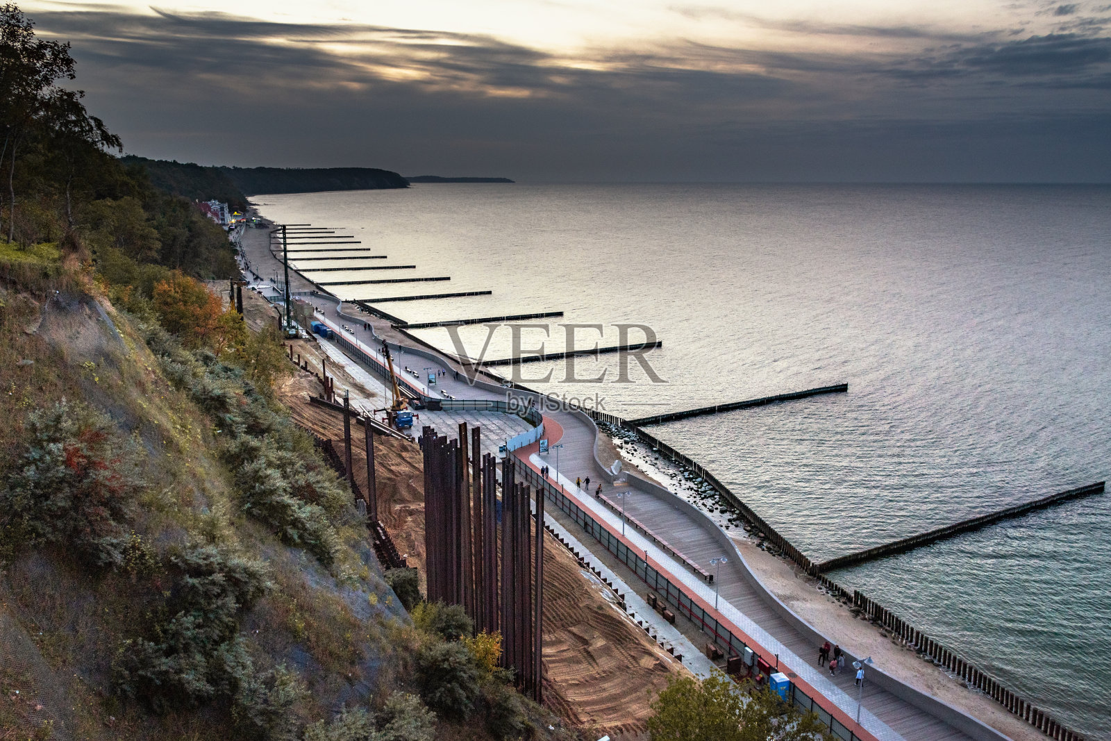 日落时分，在斯韦特洛戈尔斯克的波罗的海海滩上观看。加里宁格勒地区。俄罗斯照片摄影图片