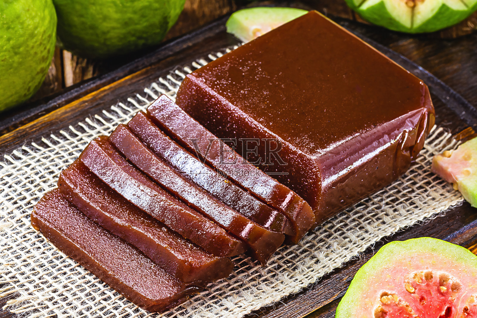 Goiabada，一种由番石榴制成的甜，巴西甜，由水果制成的甜，巴西六月庆祝活动的传统，农村食品照片摄影图片