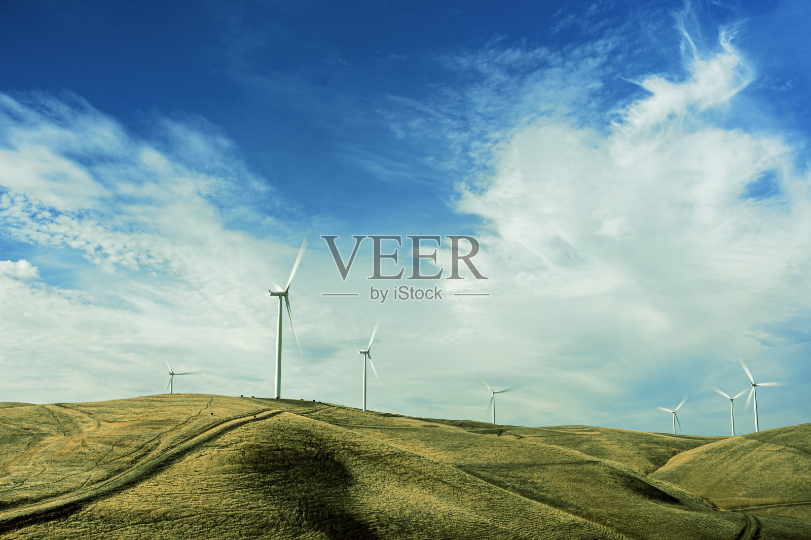 山上的风力涡轮机照片摄影图片