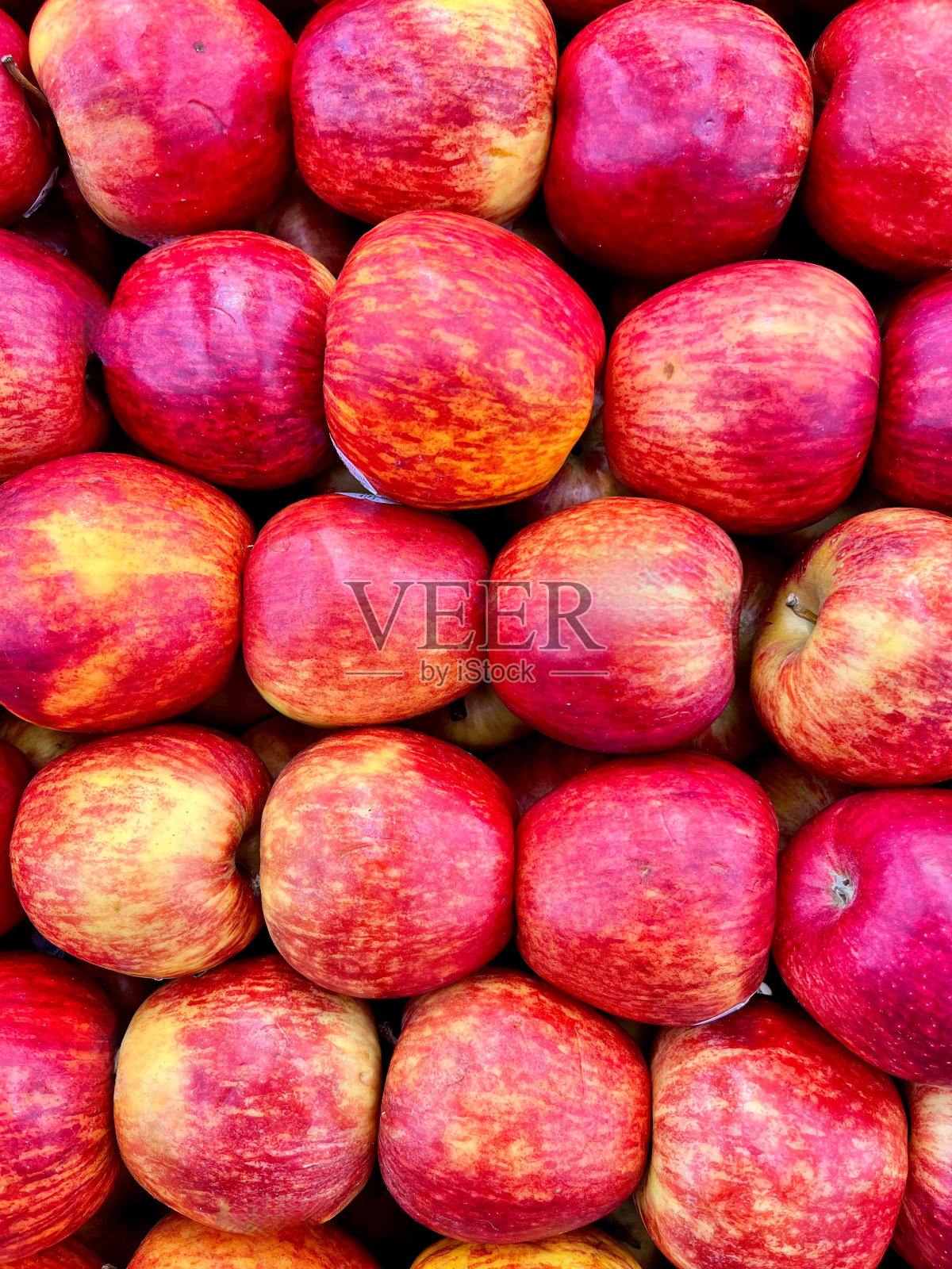 超市货架上的新鲜苹果照片摄影图片