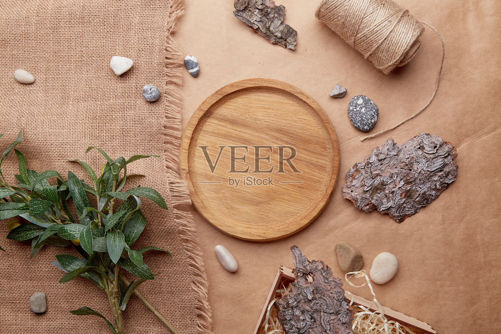 可持续、环保的生活方式。天然木制模型模板托盘之间的树皮，棉线，绿叶，鹅卵石照片摄影图片