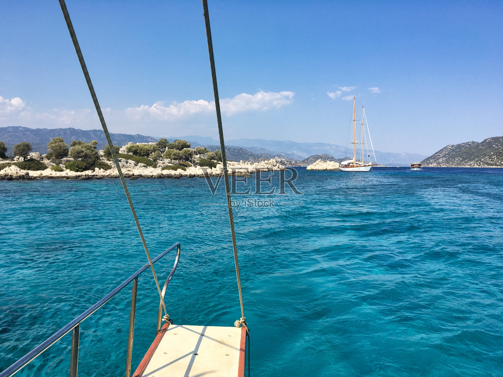 每日乘船游览卡斯群岛和周围的海湾，这些海湾位于梅斯岛最近的地方。Fethiye,土耳其安塔利亚照片摄影图片