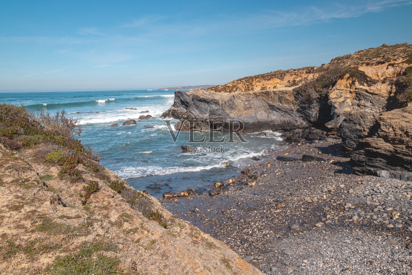 在一个阳光明媚的日子里，在葡萄牙西部的奥德米拉地区，大西洋海岸令人惊叹的岩石环境。沿着渔夫小径漫步，罗塔·维森蒂娜照片摄影图片